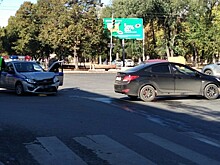 На Ново-Вокзальной — Вольской автомобилистка протаранила машину ДПС