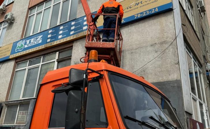 В Курске демонтировали наружную рекламу на Дзержинского и Дубровинского