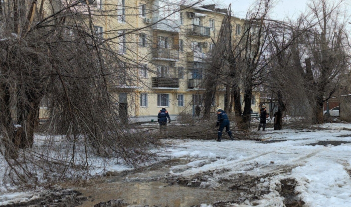 В Котельниково продолжаются работы по возвращению горожанам света и воды