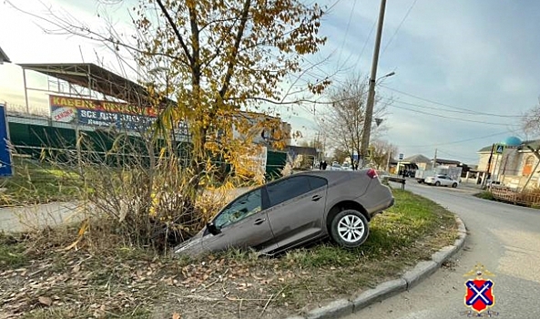 На юге Волгограда пострадал водитель съехавшей в сливную яму иномарки