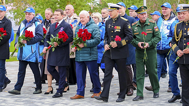 День города в Надыме начали с возложения цветов  в память о тех, кто стоял у его истоков. ФОТО