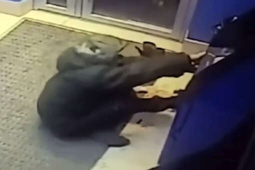 В Новосибирске мужчина пытался взломать банкомат, но не смог украсть деньги