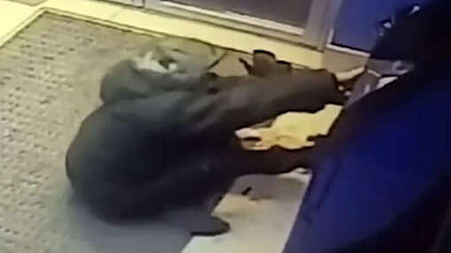 В Новосибирске мужчина пытался взломать банкомат, но не смог украсть деньги