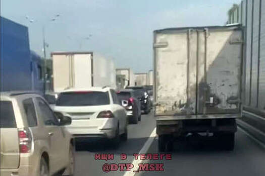 В Москве на видео попало, как грузовик не уступал дорогу спешившей скорой помощи