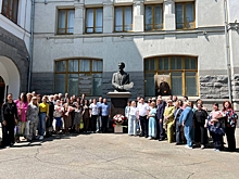 У главного входа в пензенскую картинную галерею открыт памятник Константину Савицкому