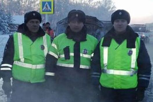 Автоинспекторы помогли семье выбраться из горящей машины на трассе