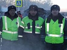 Автоинспекторы помогли семье выбраться из горящей машины на трассе