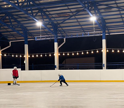 На катке на Белозерской бесплатно обучат игре в хоккей