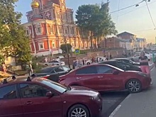 Женщина перепутала педали и сбила четырех человек на тротуаре