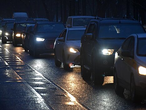 Автоэксперт перечислил правила вождения в темное время суток