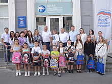 Спикер Госсовета Чувашии Леонид Черкесов вручил детям рюкзаки со школьными принадлежностями