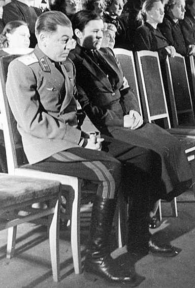 Сын Иосифа Сталина Василий с супругой Екатериной Тимошенко на церемонии прощания с И. В. Сталиным