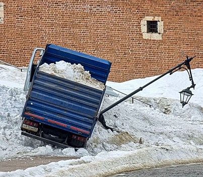Грузовик со снегом снес фонарный столб в Нижегородском кремле