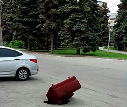 Ямочный ремонт по-челябински: колдобину на дороге заткнули креслом