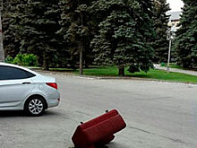 Ямочный ремонт по-челябински: колдобину на дороге заткнули креслом