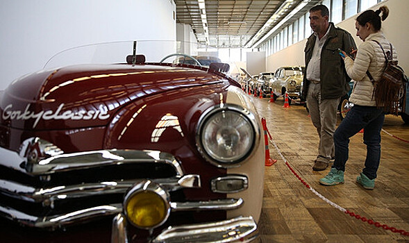 Прокатиться на «машине времени»: выставка-аукцион ретро-авто