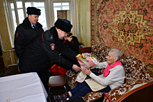 В рамках Всероссийской акции «8 Марта - В каждый Дом» представитель УМВД России по Пензенской области поздравил с праздником ветерана Великой Отечественной войны