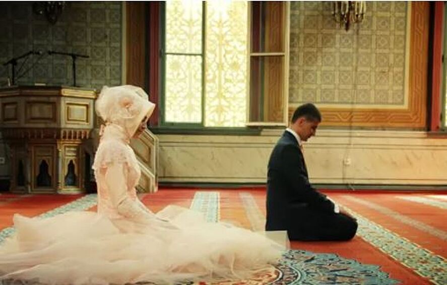 Как и перед любым другим важным делом, перед тем как возлечь на брачное ложе, жених и невеста молятся.