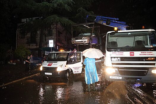 Ливень в Тбилиси превратил дороги в реки
