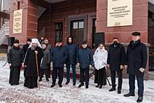 ​Помощник Путина, олигархи и губернатор открыли памятную доску топ-менеджеру УГМК в Екатеринбурге