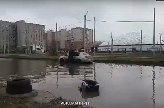 В Пензе на ул. Антонова авто утонуло в гигантской луже