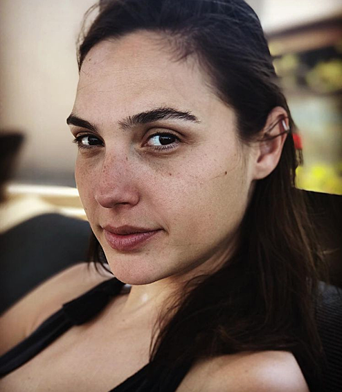 В мире ее зовут "Чудо-женщиной" из-за роли богини Дианы в одноименном фильме. А российские фанаты ласково называют девушку Галей.