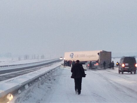 Две фуры столкнулись в Кузбассе, есть жертвы