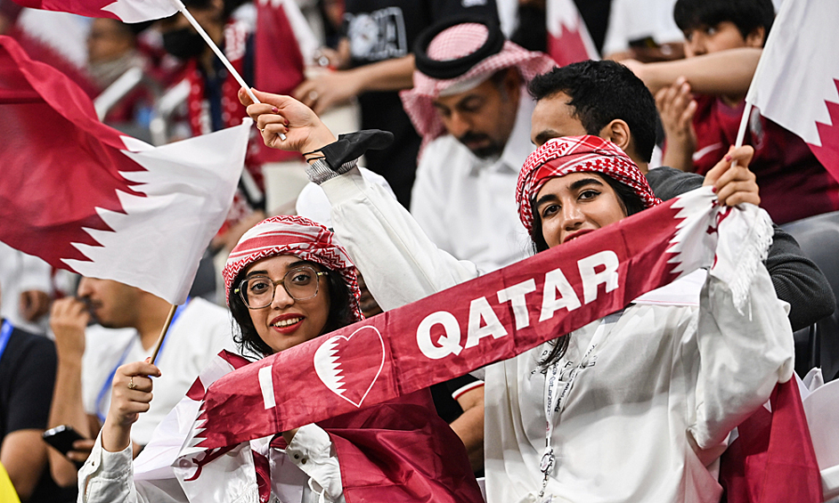 Девушки-болельщицы во время футбольного матча между сборными Катара и Эквадора