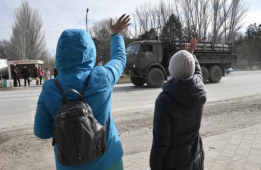 Жители Армянска приветствуют колонну военной техники ВС РФ