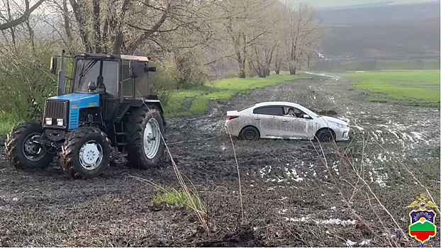 В Карачаево-Черкесии полицейские помогли водителю, машину которого потоком воды унесло с дороги в поле