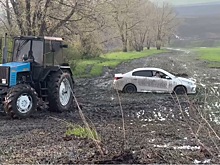 В Карачаево-Черкесии полицейские помогли водителю, машину которого потоком воды унесло с дороги в поле