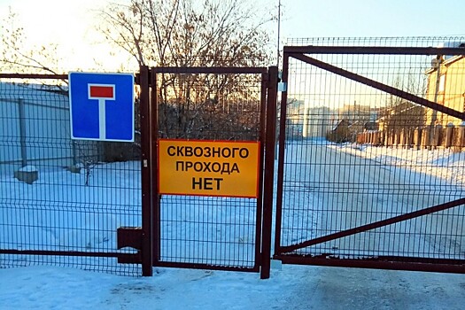 Забор на Кремлевской, преграждающий путь машинам и пешеходам, раздумали сносить