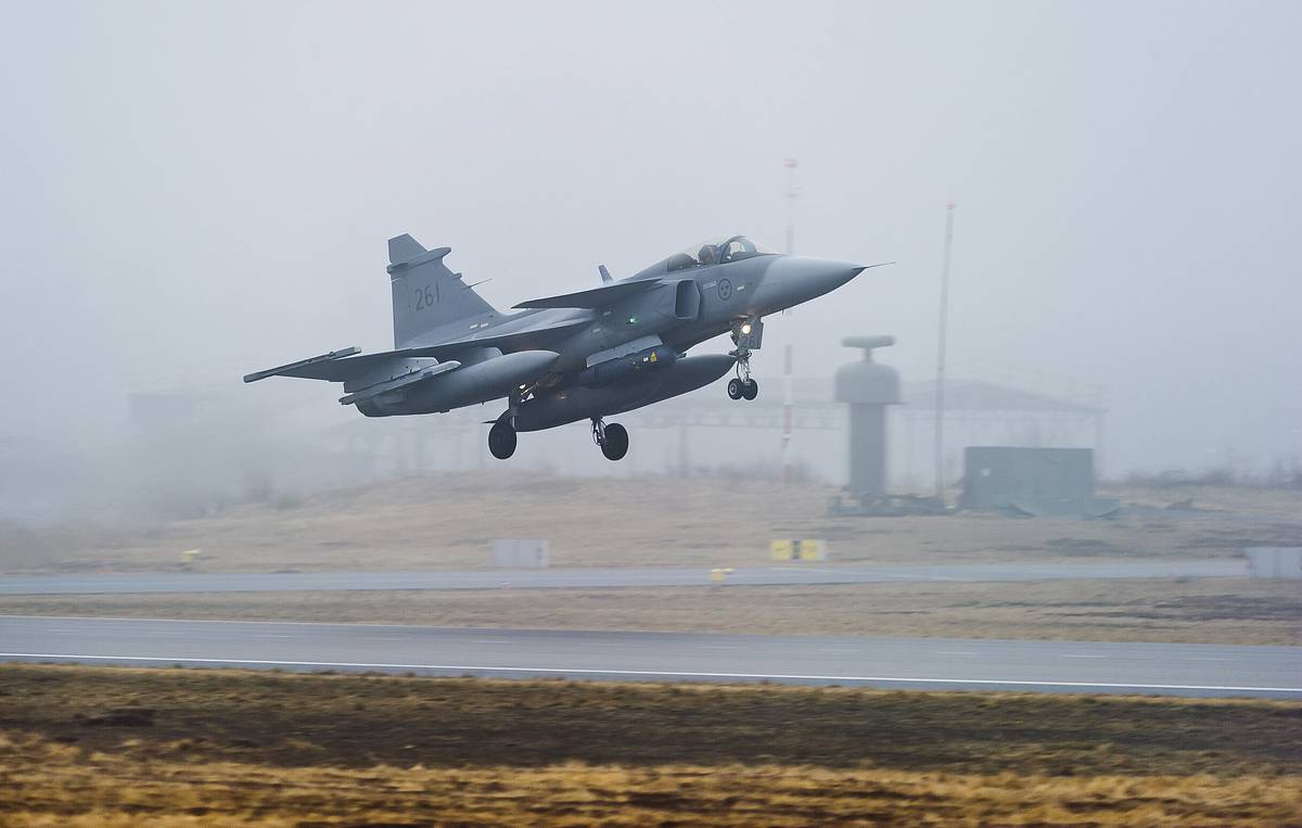 Военный самолет Швеции впервые с ее вступления в НАТО совершил полет близ России