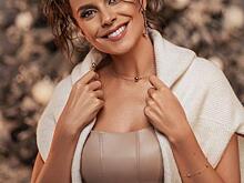 Настя Каменских похвасталась фигурой в ансамбле со звериным принтом