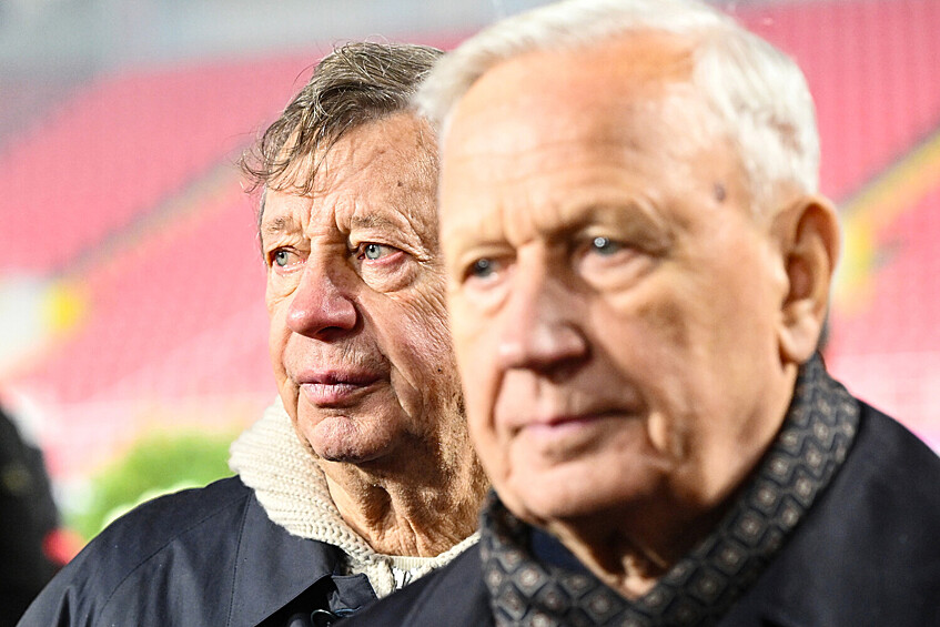 Бывший главный тренер «Локомотива» Юрий Сёмин (слева) и почетный президент Российского футбольного союза (РФС) Вячеслав Колосков на церемонии прощания с олимпийским чемпионом 1956 года и лучшим бомбардиром московского «Спартака» Никитой Симоняном на стадионе «Лукойл Арена» в Москве, 27 ноября 2025 года