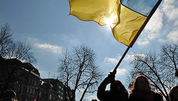 Под Харьковом мужчина на тракторе снес флаг Украины