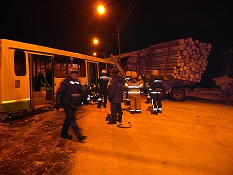 При столкновении автобуса и лесовоза пострадали 22 человека