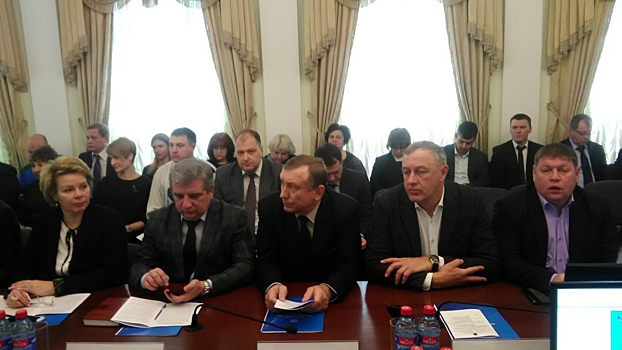 Чиновников упрекнули в том, что они прививают патриотизм иностранными словами