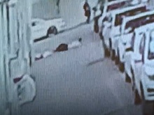 Мужчина поймал ребенка, летевшего с пятого этажа