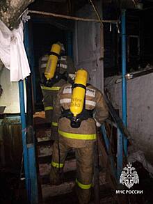 В Судже Курской области горела квартира в деревянном доме