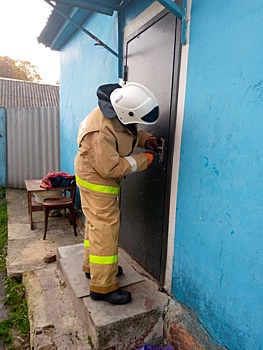 В Курской области спасатели вскрыли дверь дома, где были заперты дети