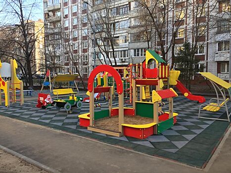 Работники «Жилищника» установили новую детскую площадку во дворе на улице Бочкова