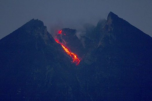 МИД предупредил об активизации вулкана на острове Ява