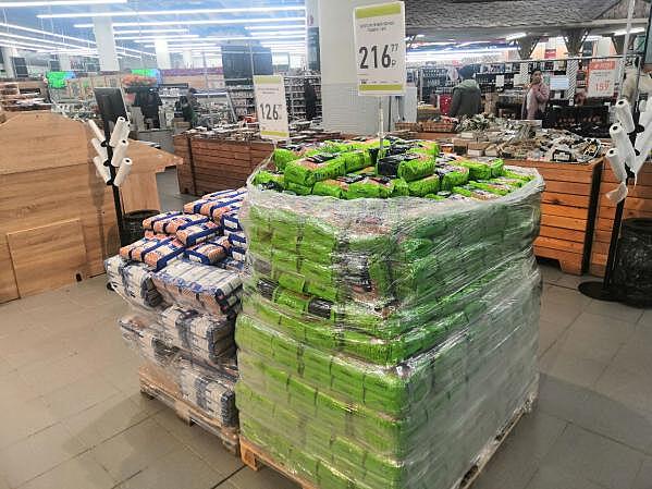 Супермаркеты во Владивостоке выставили в залы горы продуктов: сахара нет