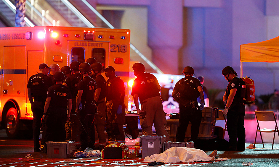 Как стало известно из результатов расследования, Пэддок снял номер в Mandalay Bay за несколько дней до бойни. Он пронес в комнату на 32-м этаже комплекса 16 единиц огнестрельного оружия, а также установил камеры наблюдения.