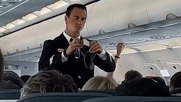Самый красивый мужчина российской авиации оставил работу бортпроводником