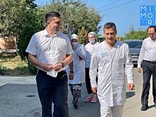 Минмолодежи Дагестана передало поликлинике Махачкалы подарочные наборы для вакцинированных пожилых граждан