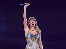 Поклонники Тейлор Свифт считают, что певица путешествует во времени