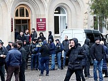 В Абхазии похитили оружие и символы госвласти из администрации президента