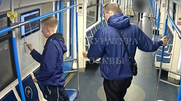 Вандалы изрисовали вагон поезда московского метро